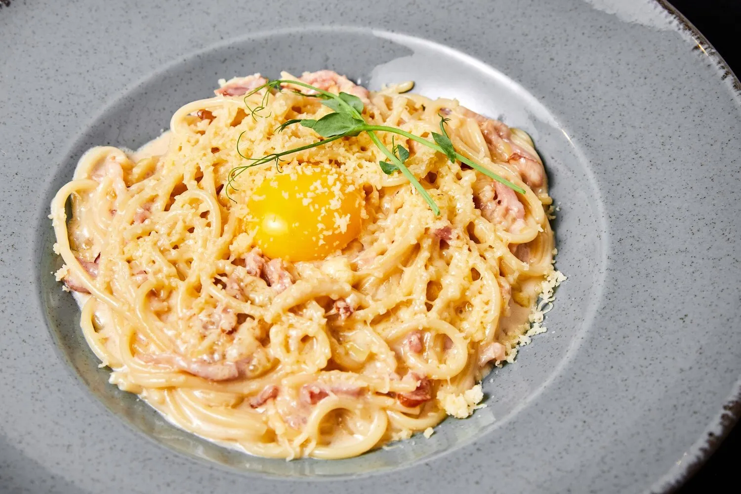 Pasta carbonara servida em um prato