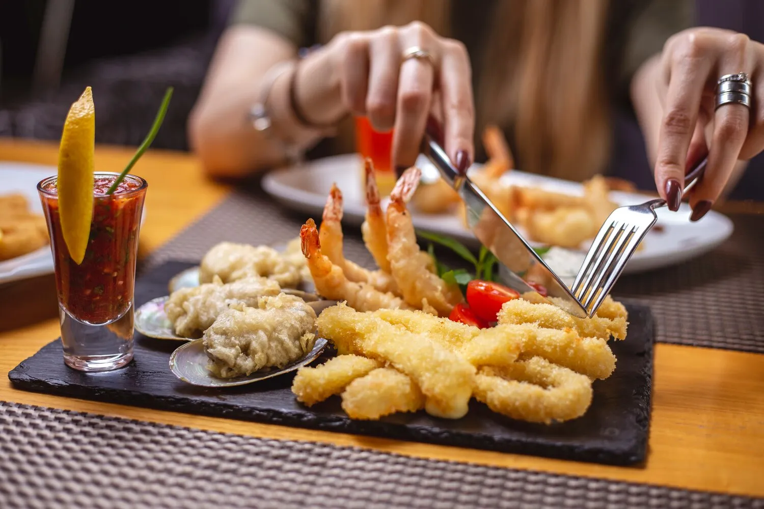 Travessa de frutos do mar servida no restaurante